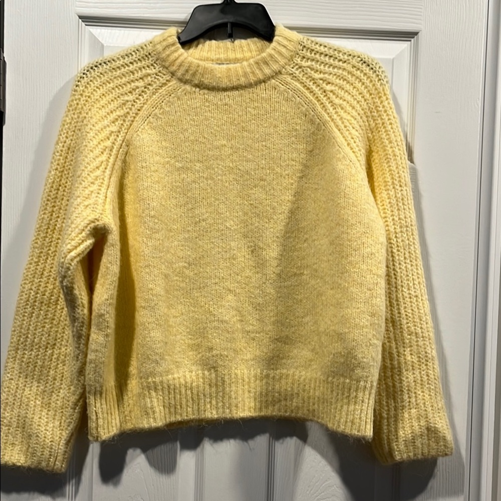 ZARA‎ Yellow Women's Sweater. Size M